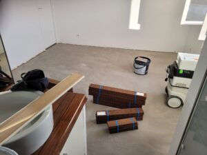 Suite à dégât des eaux, dépose et remplacement total du revêtement de sol bois pour cette suite parentale avec salle de bain