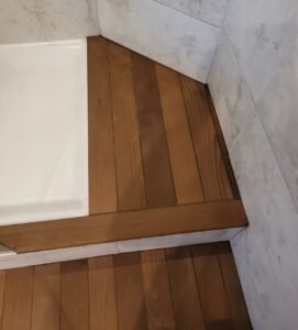 Suite à dégât des eaux, dépose et remplacement total du revêtement de sol bois pour cette suite parentale avec salle de bain