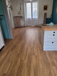 Pose collée de revêtement LVT pour la cuisine, pose flottante de revêtement stratifié pour le salon
