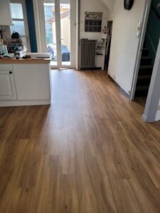 Pose collée de revêtement LVT pour la cuisine, pose flottante de revêtement stratifié pour le salon