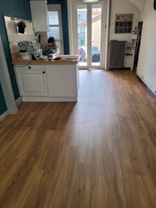 Pose collée de revêtement LVT pour la cuisine, pose flottante de revêtement stratifié pour le salon
