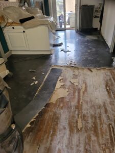 Pose collée de revêtement LVT pour la cuisine, pose flottante de revêtement stratifié pour le salon