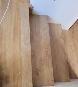 Pose collée de revêtement LVT pour la cuisine, pose flottante de revêtement stratifié pour le salon