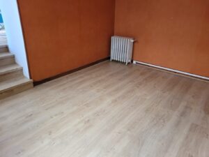 Pose collée de revêtement LVT pour la cuisine, pose flottante de revêtement stratifié pour le salon