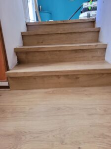 Pose collée de revêtement LVT pour la cuisine, pose flottante de revêtement stratifié pour le salon