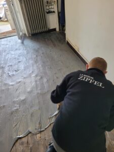 Pose collée de revêtement LVT pour la cuisine, pose flottante de revêtement stratifié pour le salon