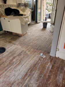 Pose collée de revêtement LVT pour la cuisine, pose flottante de revêtement stratifié pour le salon