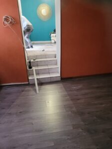 Pose collée de revêtement LVT pour la cuisine, pose flottante de revêtement stratifié pour le salon