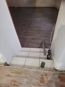 Pose collée de revêtement LVT pour la cuisine, pose flottante de revêtement stratifié pour le salon