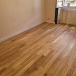 Pose collée de Parquet Chêne Massif Beau Soleil finition Chalet vernis Maillot
