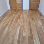 Pose collée de Parquet Chêne Massif Beau Soleil finition Chalet vernis Maillot
