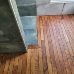 Pose de Parquet Teck Pont de bateau dans une salle de bain