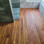 Pose de Parquet Teck Pont de bateau dans une salle de bain
