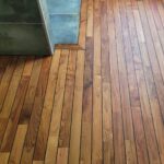 Pose de Parquet Teck Pont de bateau dans une salle de bain