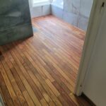 Pose de Parquet Teck Pont de bateau dans une salle de bain