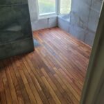 Pose de Parquet Teck Pont de bateau dans une salle de bain