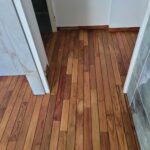 Pose de Parquet Teck Pont de bateau dans une salle de bain