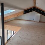 Pose clouée sur chevrons de Parquet Massif Frêne Olivier Beau Soleil avec isolation par Laine de Roche.