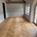 Pose collée à Bâton Rompu de Parquet Chêne Massif de la Parqueterie de Bourgogne avec finition réalisée sur site