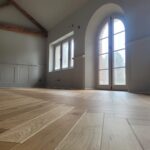 Pose collée à Bâton Rompu de Parquet Chêne Massif de la Parqueterie de Bourgogne avec finition réalisée sur site