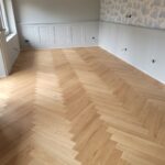 Pose collée à Bâton Rompu de Parquet Chêne Massif de la Parqueterie de Bourgogne avec finition réalisée sur site