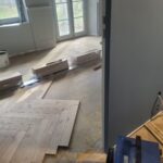 Pose collée à Bâton Rompu de Parquet Chêne Massif de la Parqueterie de Bourgogne avec finition réalisée sur site