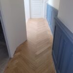 Pose collée à Bâton Rompu de Parquet Chêne Massif de la Parqueterie de Bourgogne avec finition réalisée sur site