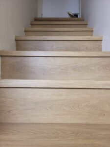 Habillage d'un escalier en revêtement stratifié décor bois