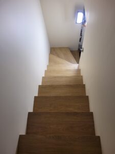 Habillage d'un escalier en revêtement stratifié décor bois