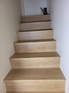 Habillage d'un escalier en revêtement stratifié décor bois