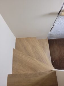 Habillage d'un escalier en revêtement stratifié décor bois