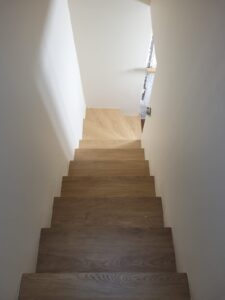 Habillage d'un escalier en revêtement stratifié décor bois