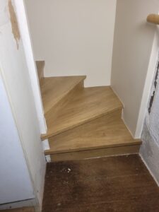 Habillage d'un escalier en revêtement stratifié décor bois
