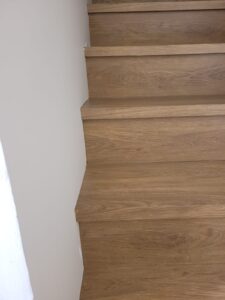 Habillage d'un escalier en revêtement stratifié décor bois