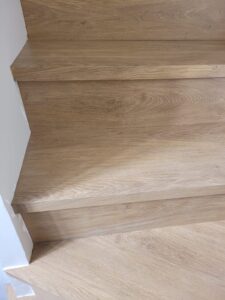 Habillage d'un escalier en revêtement stratifié décor bois