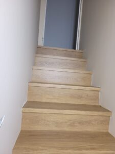 Habillage d'un escalier en revêtement stratifié décor bois
