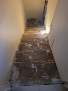 Habillage d'un escalier en revêtement stratifié décor bois