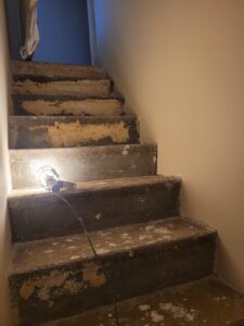 Habillage d'un escalier en revêtement stratifié décor bois