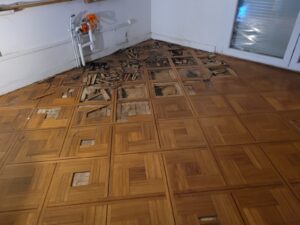 Remplacement d'un Parquet Chêne massif Cabochon suite à un dégât des eaux
