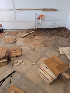 Remplacement d'un Parquet Chêne massif Cabochon suite à un dégât des eaux