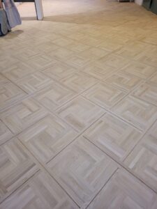 Remplacement d'un Parquet Chêne massif Cabochon suite à un dégât des eaux