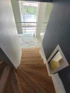 Habillage d'escalier en bois sur mesure avec marche et contre marche Parqueterie de Bourgogne