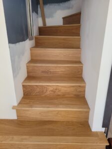 Habillage d'escalier en bois sur mesure avec marche et contre marche Parqueterie de Bourgogne