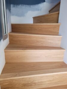 Habillage d'escalier en bois sur mesure avec marche et contre marche Parqueterie de Bourgogne