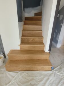 Habillage d'escalier en bois sur mesure avec marche et contre marche Parqueterie de Bourgogne