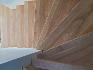 Habillage d'escalier en bois sur mesure avec marche et contre marche Parqueterie de Bourgogne