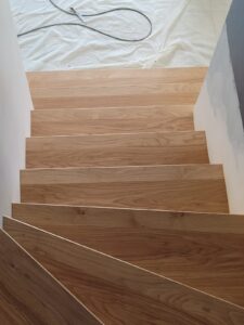 Habillage d'escalier en bois sur mesure avec marche et contre marche Parqueterie de Bourgogne
