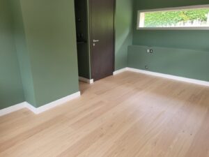 Pose collée de revêtement de sol en bois densifié
