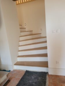 Habillage d'escalier, parquet chêne massif Parqueterie de Bourgogne pour les marches avec ponçage et vitrification du bois sur site puis habillage des contremarches en panneaux à peindre