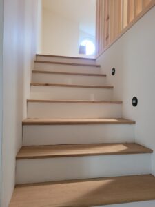 Habillage d'escalier, parquet chêne massif Parqueterie de Bourgogne pour les marches avec ponçage et vitrification du bois sur site puis habillage des contremarches en panneaux à peindre